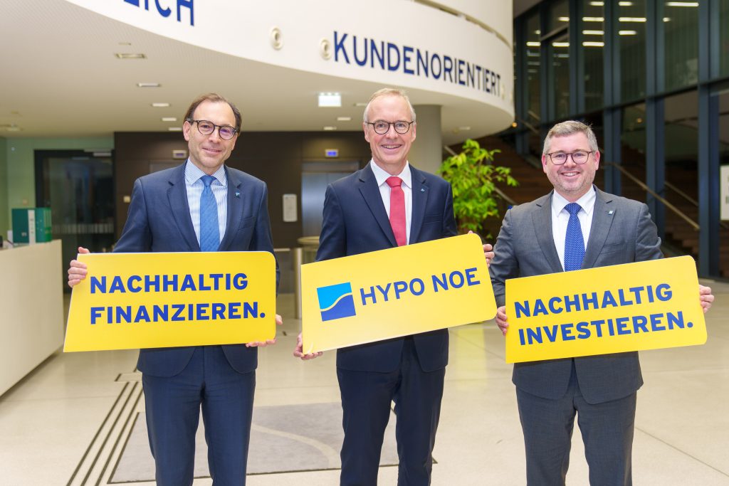 (HYPO NOE / Bollwein): Landesrat Ludwig Schleritzko, HYPO NOE Vorstand Wolfgang Viehauser und HYPO NOE Bereichsleiter Unternehmenskunden Markus Pieringer