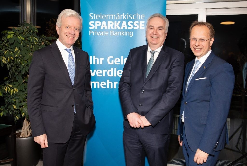 Foto v.l.: Gerhard Fabisch, Vorstandsvorsitzender Steiermärkische Sparkasse, Karl Rose, Aufsichtsratsvorsitzender der Energie Steiermark, Mitglied des Aufsichtsrates der OMV AG und Karl Freidl, Leiter Private Banking Graz, Steiermärkische Sparkasse
