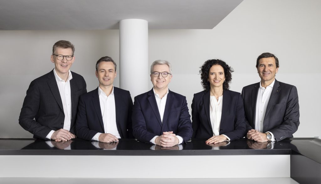 (RLB NÖ-Wien – Credit: Eva Kelety – v.l.n.r.): Roland Mechtler (VS Effizienz, Technology, Treasury, Nachhaltigkeit (ESG)), Martin Hauer (VS Privatkunden & KMU), Michael Höllerer (Generaldirektor), Claudia Süssenbacher (VS Risikomanagement, Sanierung, Compliance, Recht), Reinhard Karl (Generaldirektor-Stv. und VS Kommerzkunden).