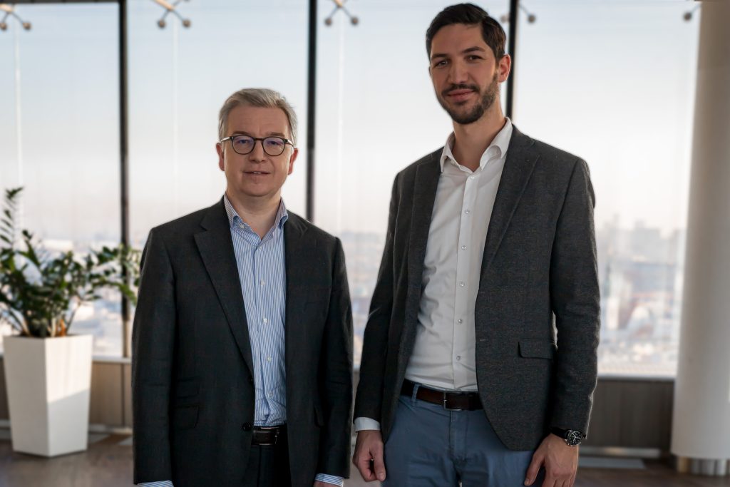 v.l.n.r. Michael Höllerer, Generaldirektor RLB NÖ-Wien, und Lukas Enzersdorfer-Konrad, CEO Bitpanda Technology Solutions